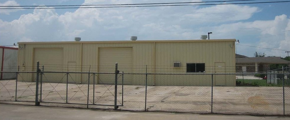 2407B S Houston Ave, Humble, TX for lease - Primary Photo - Image 1 of 5