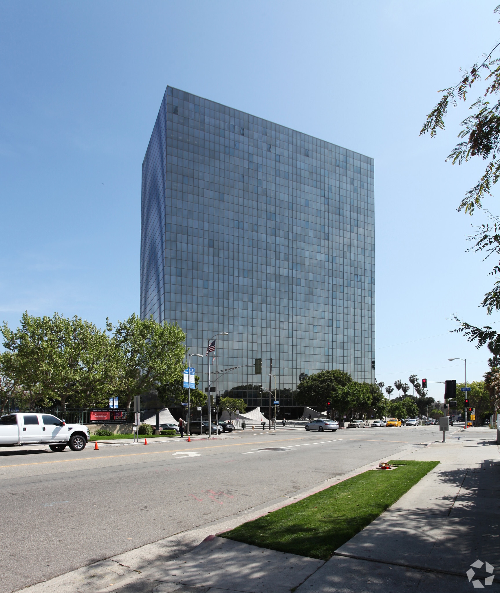 600 S Commonwealth Ave, Los Angeles, CA for lease Building Photo- Image 1 of 9