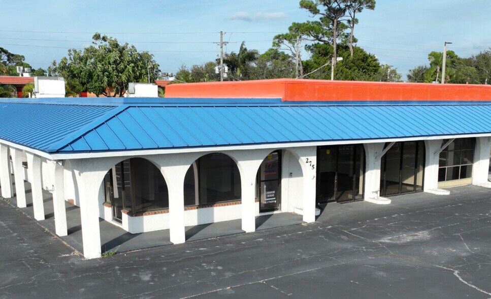 275 SW Monterey Rd, Stuart, FL à louer - Photo du bâtiment - Image 3 de 7