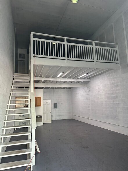 964 Service St, West Palm Beach, FL à louer - Photo du bâtiment - Image 3 de 6