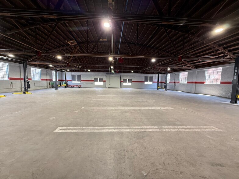 10301 - 10311 S La Cienega Blvd portefeuille de 2 propriétés à vendre sur LoopNet.ca - Photo principale - Image 1 de 12