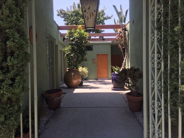 10700 Burbank Blvd, North Hollywood, CA à louer - Photo du bâtiment - Image 2 de 15