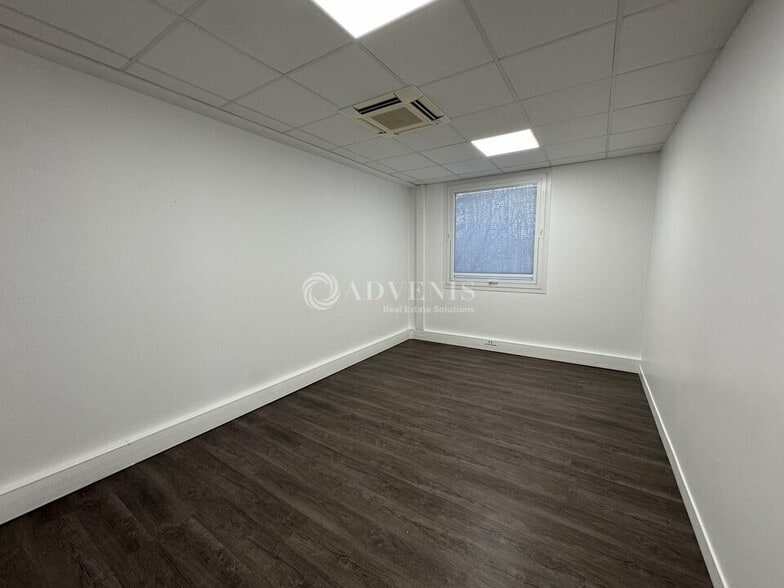 Office in Tremblay-en-France for lease - Interior Photo - Image 3 of 8
