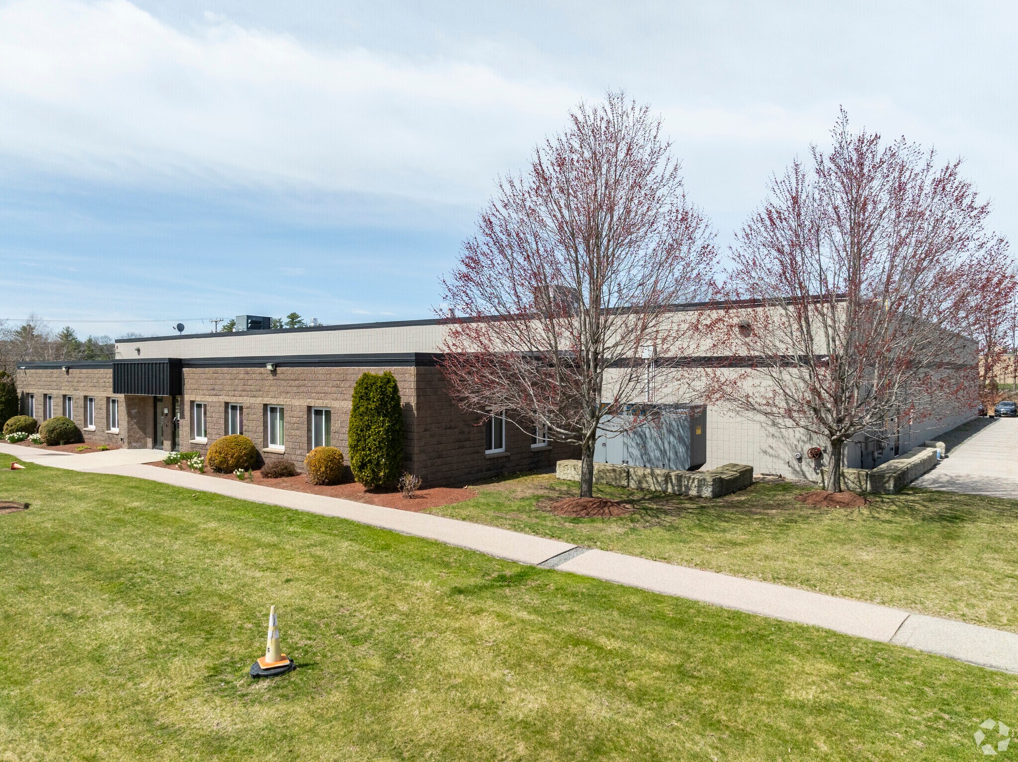 14-16 Hampshire Dr, Hudson, NH à vendre Photo principale- Image 1 de 6