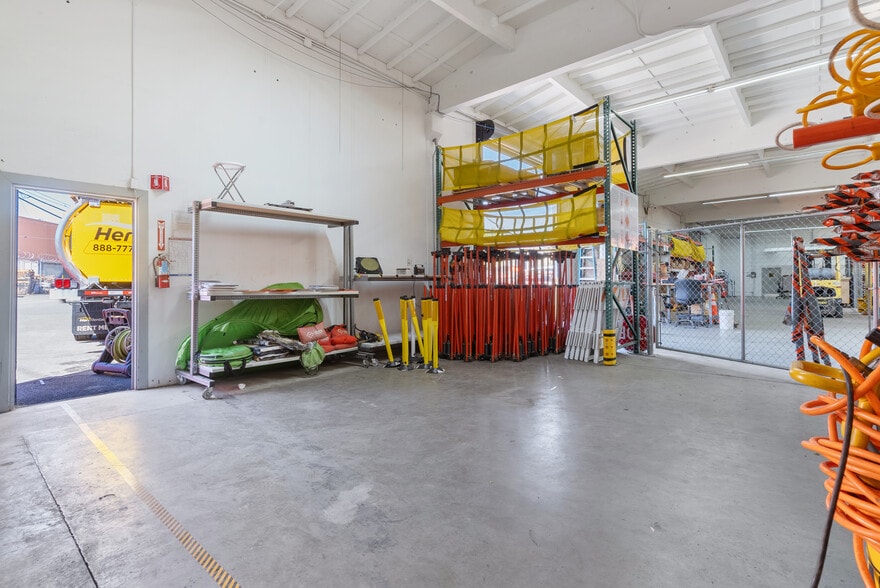 8399 Edgewater Dr, Oakland, CA for lease - Building Photo - Image 3 of 30
