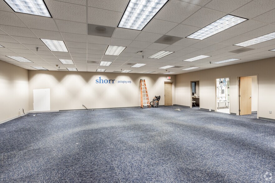 2401 SE Creekview Dr, Ankeny, IA for lease - Interior Photo - Image 3 of 18