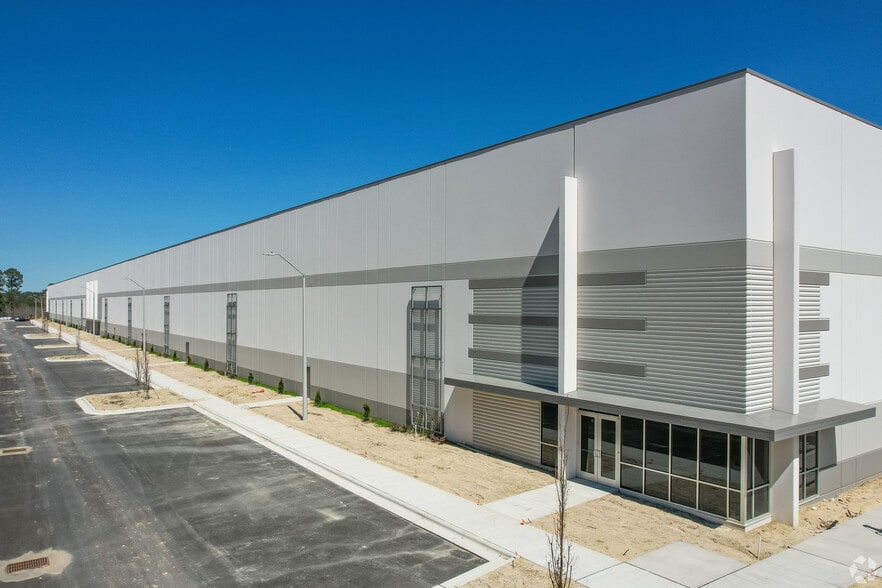 565 Hinton Oaks Blvd, Knightdale, NC for lease - Building Photo - Image 3 of 23