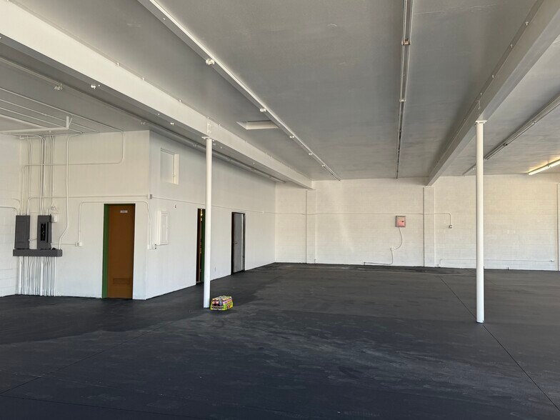 2307 E Main St, Ventura, CA à vendre - Photo du bâtiment - Image 3 de 22