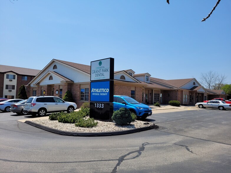 1333 College Ave, South Milwaukee, WI à louer - Photo du bâtiment - Image 2 de 15
