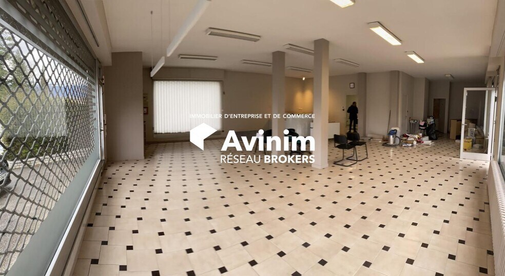 Retail in SAINT-MARTIN-D'HERES for lease - Interior Photo - Image 2 of 8