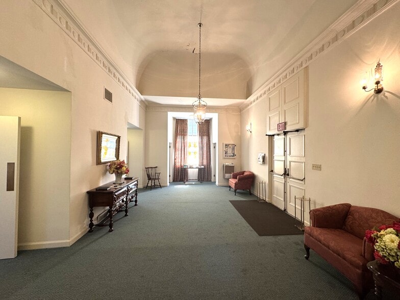 900 W Market St, Lima, OH for sale - Lobby - Image 2 of 5