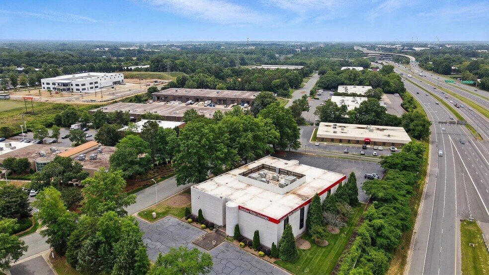 8030 Arrowridge Blvd, Charlotte, NC à vendre - Photo du bâtiment - Image 2 de 50