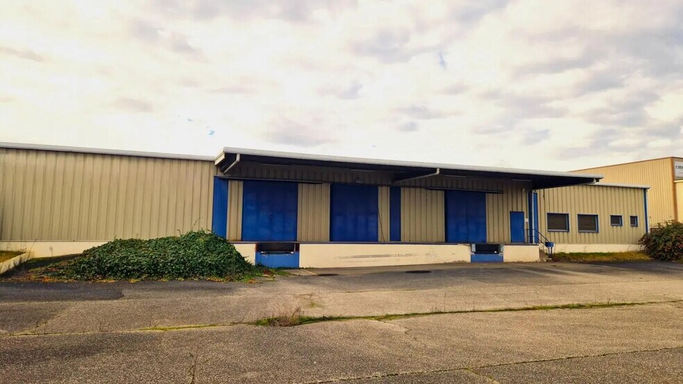 14 Rue De Bretagne, Saint-Quentin-Fallavier for sale - Building Photo - Image 3 of 11