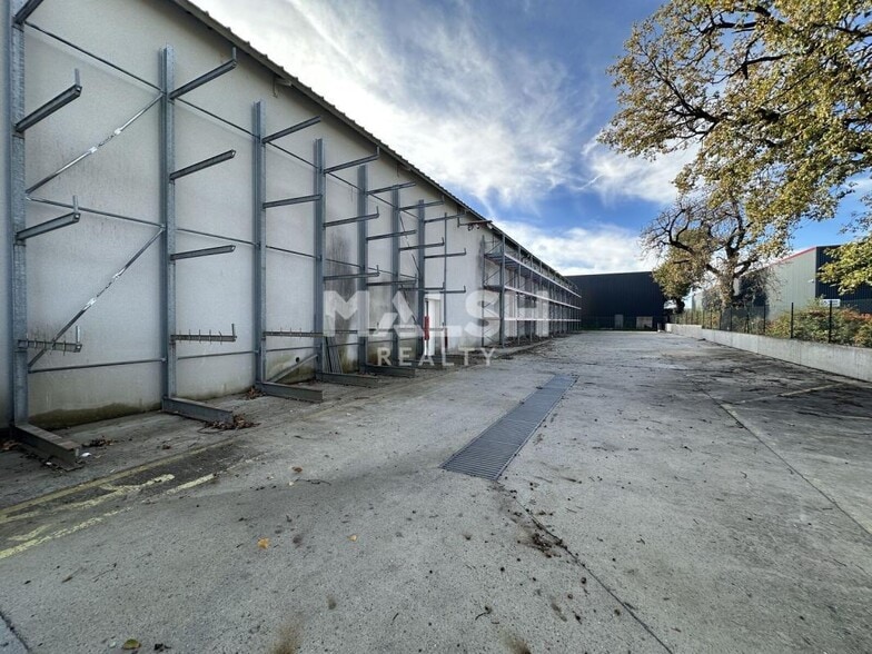 Flex in Chassieu for lease - Building Photo - Image 2 of 8