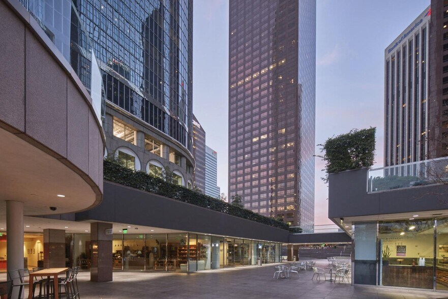 350 S Grand Ave, Los Angeles, CA à louer - Photo du bâtiment - Image 3 de 39