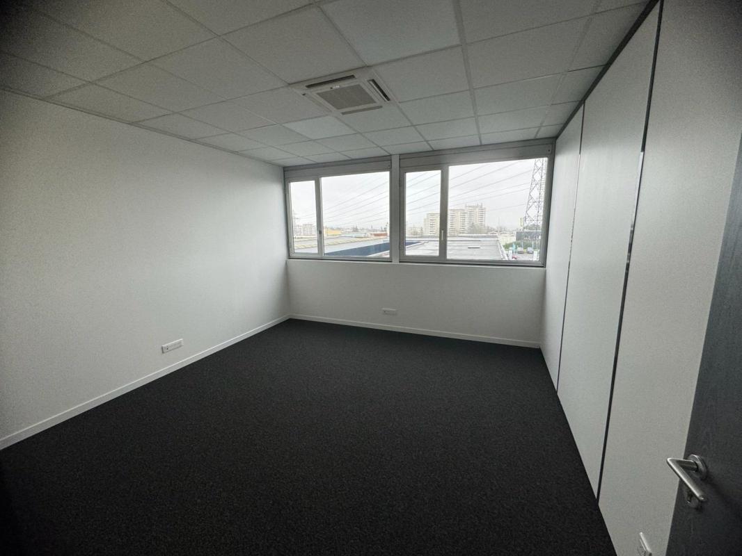 10 Chaussée Jules César, Osny for lease Interior Photo- Image 1 of 24