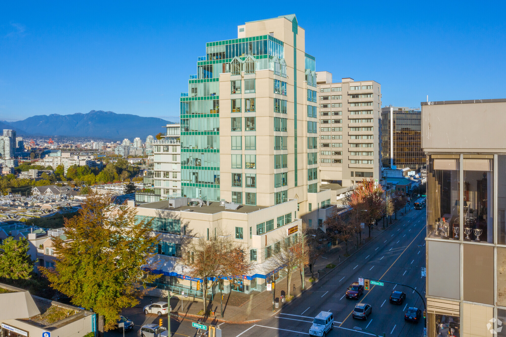 777 W Broadway, Vancouver, BC à louer Photo du bâtiment- Image 1 de 6