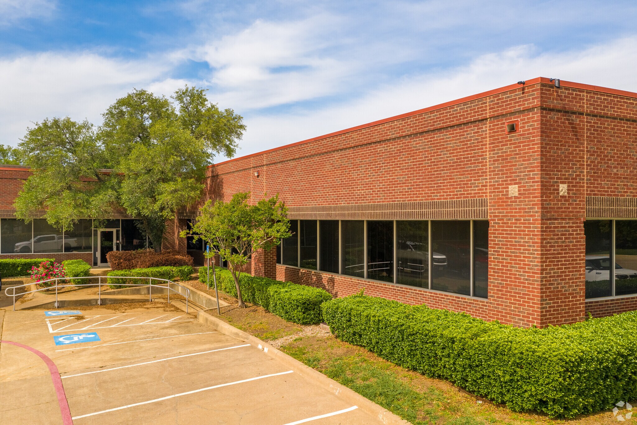 1340 W Walnut Hill Ln, Irving, TX à louer Photo du bâtiment- Image 1 de 33