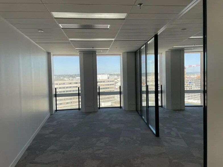 Office in Lyon for lease - Interior Photo - Image 3 of 13