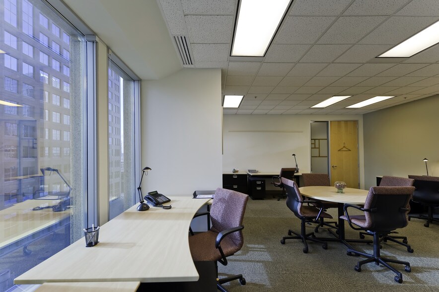 888 3rd St SW, Calgary, AB à louer - Photo du bâtiment - Image 3 de 28