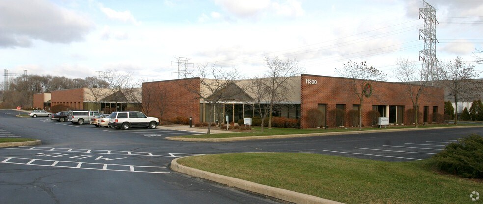 11300-11390 W Theodore Trecker Way, West Allis, WI à louer - Photo du bâtiment - Image 2 de 18