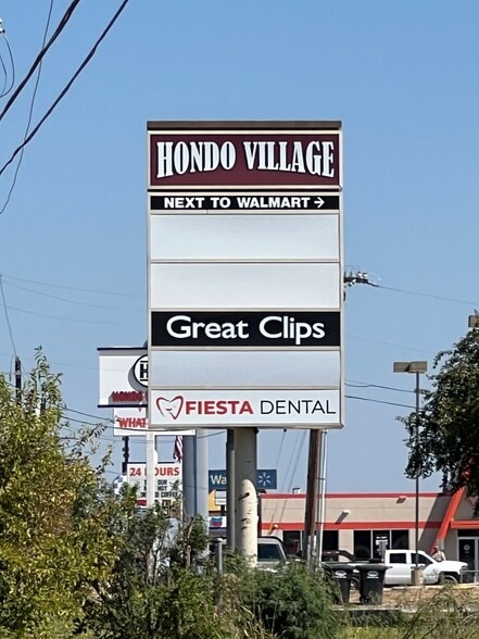 166 Menefee St, Hondo, TX for lease - Building Photo - Image 2 of 4