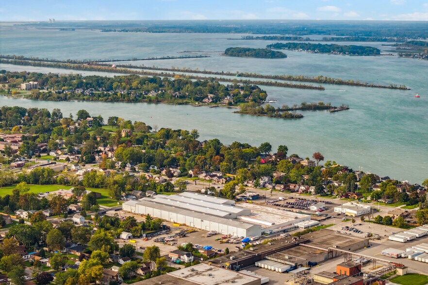 111 St. Arnaud St, Amherstburg, ON à louer - Photo du bâtiment - Image 3 de 12