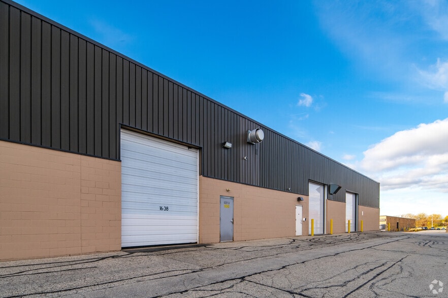 2200 E College Ave, Cudahy, WI for lease - Building Photo - Image 3 of 6