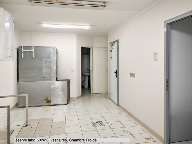 Retail in Lyon for lease - Interior Photo - Image 2 of 3