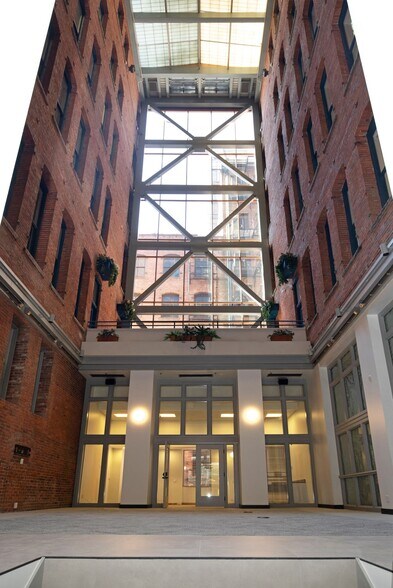 615 2nd Ave, Seattle, WA à louer - Hall d’entrée - Image 2 de 9