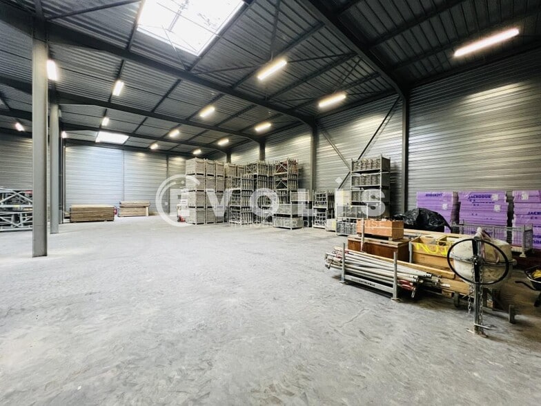Flex in Chelles for lease - Building Photo - Image 2 of 3