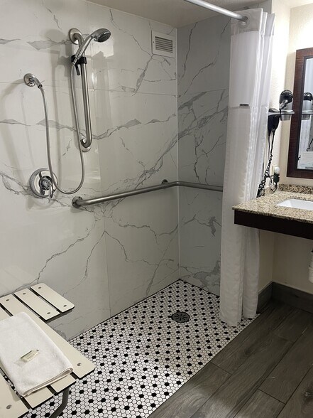 2216 N Dodge St, Iowa City, IA à vendre - Photo du bâtiment - Image 3 de 13