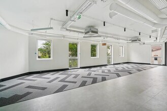 Office in Paris for lease Interior Photo- Image 2 of 11