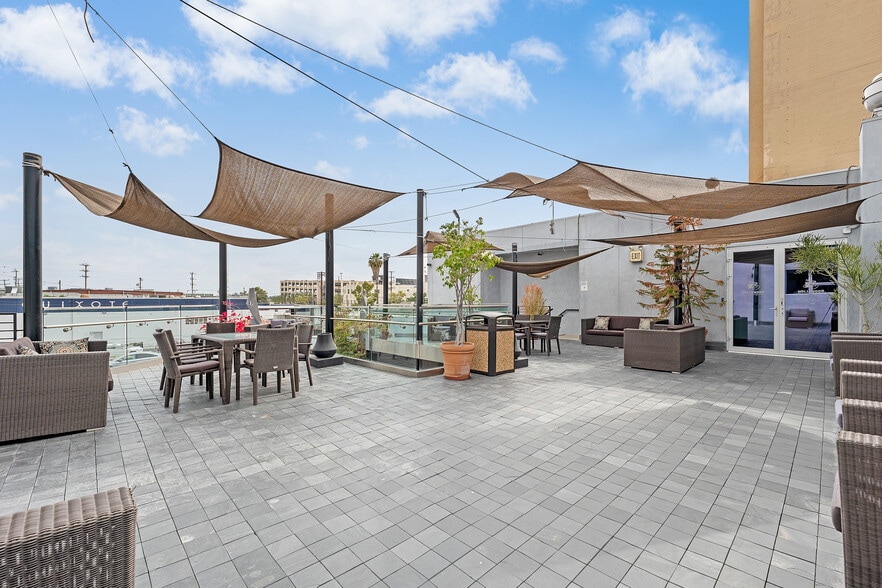 6350 Santa Monica Blvd, Los Angeles, CA à vendre - Photo du bâtiment - Image 3 de 43