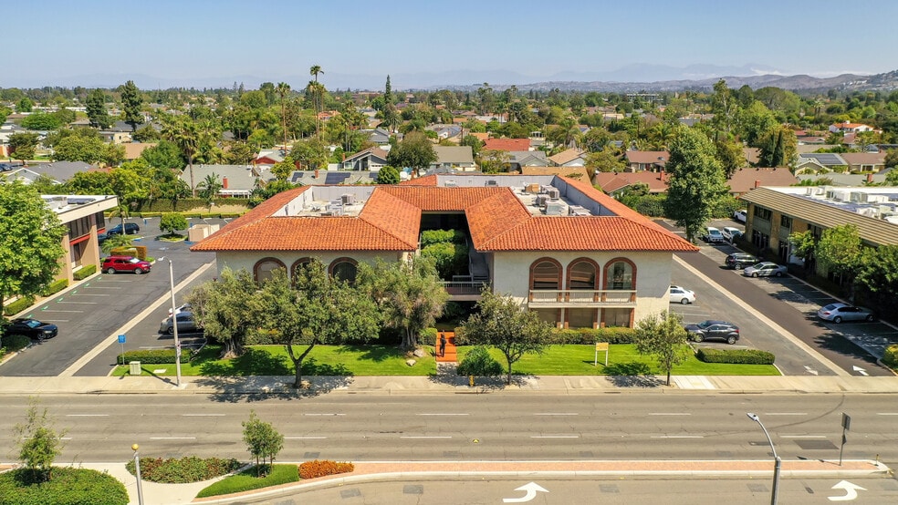 17621 Irvine Blvd, Tustin, CA à louer - Photo du bâtiment - Image 2 de 12