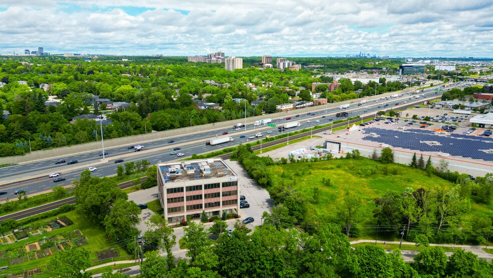 627 Lyons Ln, Oakville, ON for sale - Building Photo - Image 1 of 18