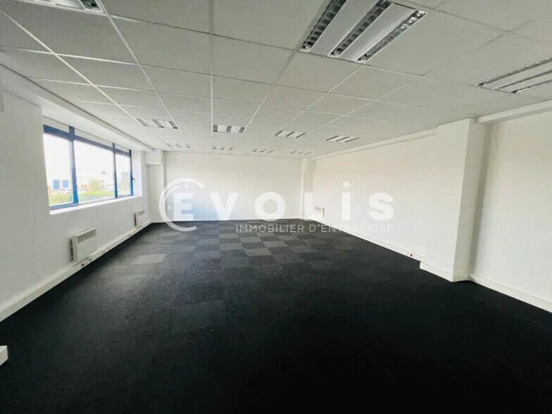 Flex in Moissy-Cramayel for lease - Interior Photo - Image 2 of 4