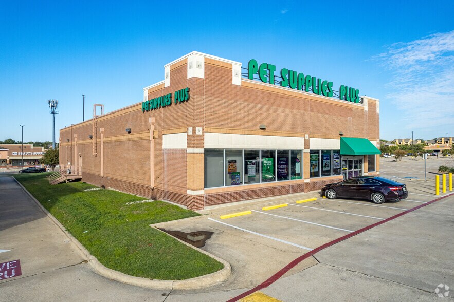 3315-3427 E Trinity Mills Rd, Dallas, TX à louer - Photo du bâtiment - Image 2 de 7