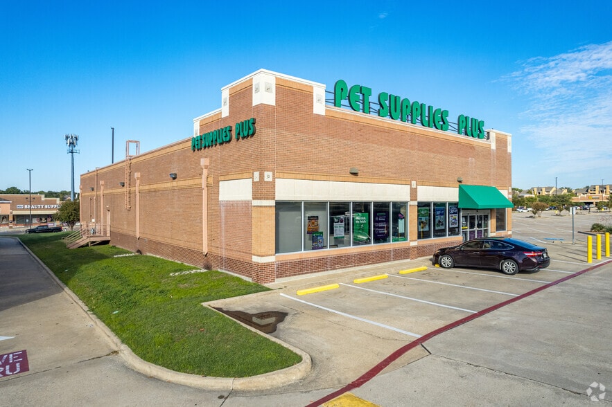 3315-3427 E Trinity Mills Rd, Dallas, TX à louer - Photo du bâtiment - Image 2 de 8