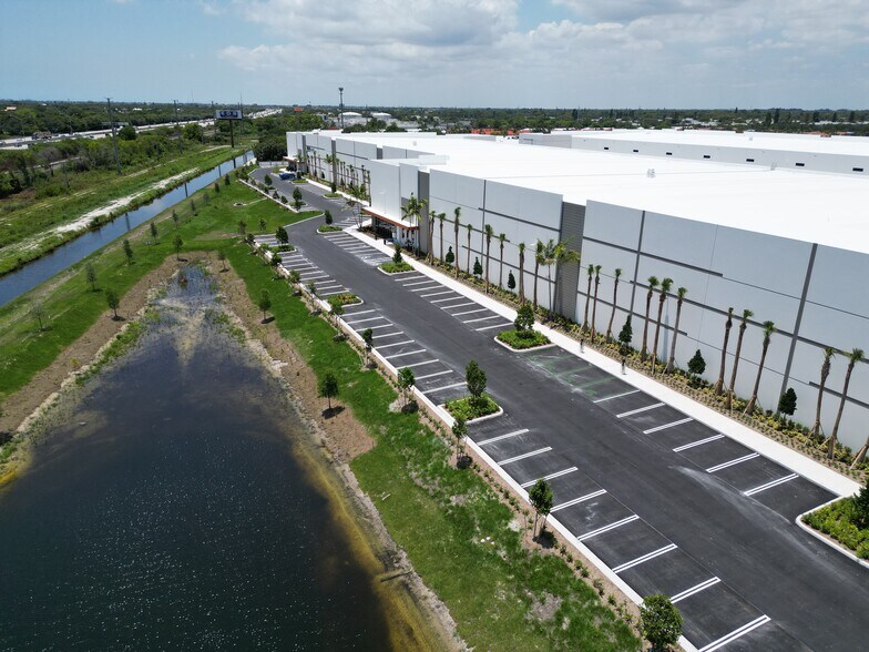 3800 S Congress Ave, Boynton Beach, FL à louer - Photo du bâtiment - Image 3 de 3