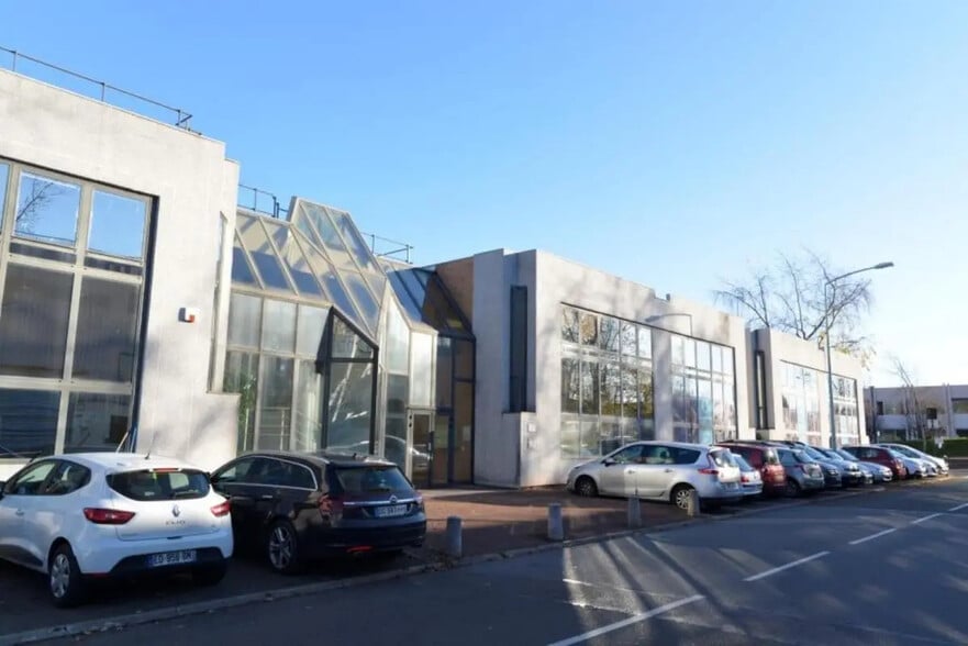 Office in Saint-Germain-en-Laye for lease - Building Photo - Image 1 of 13