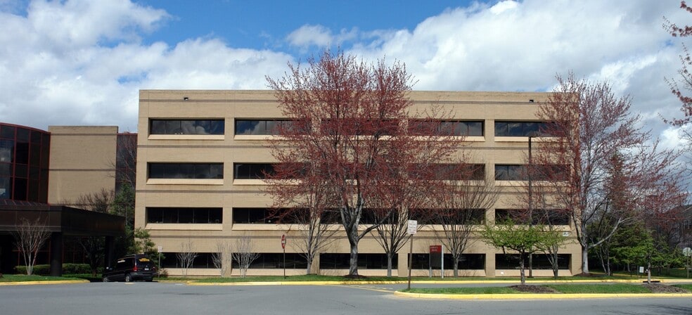 1800 Town Center Dr, Reston, VA for lease - Building Photo - Image 2 of 13
