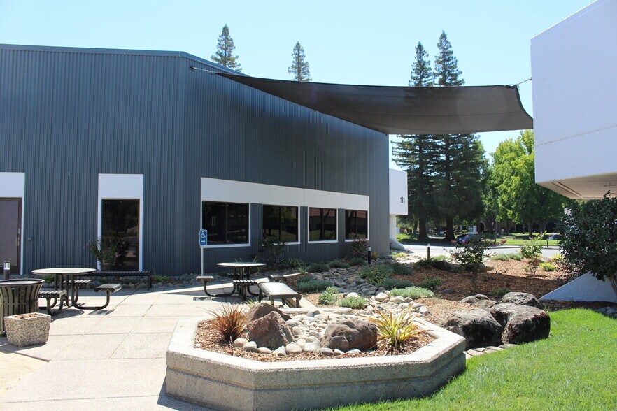 105 Lake Forest Way, Folsom, CA à louer - Photo du bâtiment - Image 2 de 10