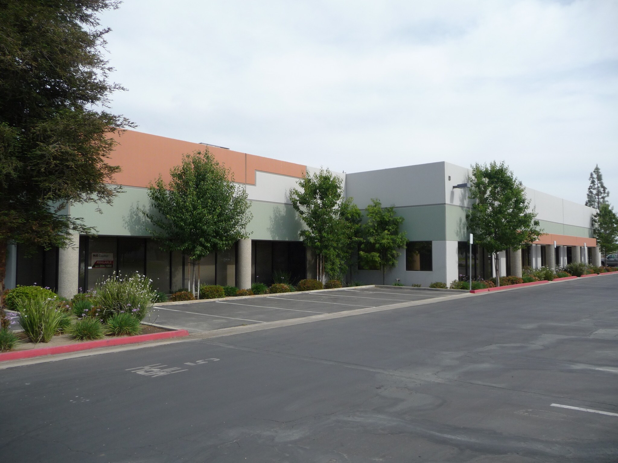 4300 Ashe Rd, Bakersfield, CA à louer Photo du bâtiment- Image 1 de 2