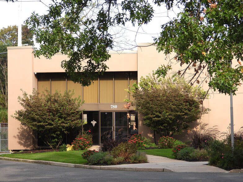 780 Park Ave, Huntington, NY à louer - Photo du bâtiment - Image 3 de 7