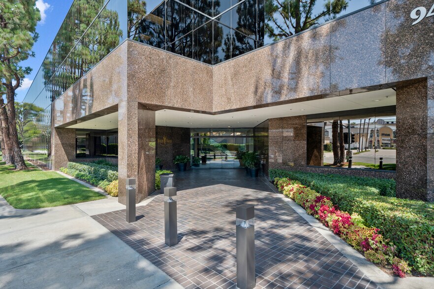 940 S Coast Dr, Costa Mesa, CA à louer - Photo du bâtiment - Image 2 de 16