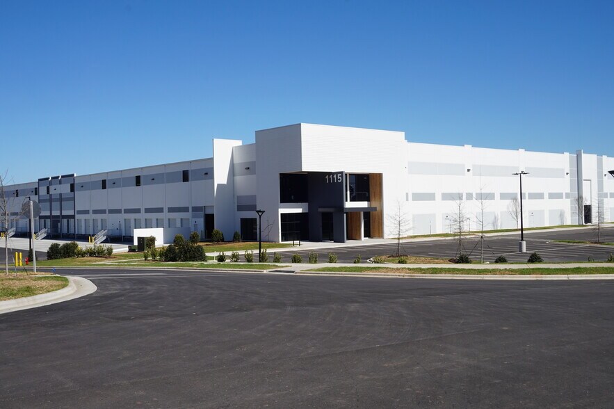 1115 Crawford Oaks Dr, Belmont, NC à louer - Photo du bâtiment - Image 2 de 4