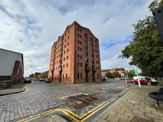 More details for 13 Hull Marina Warehouse, Hull - Retail for Lease