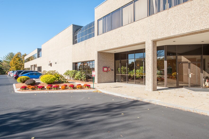 99 Rosewood Dr, Danvers, MA à louer - Photo du bâtiment - Image 2 de 18