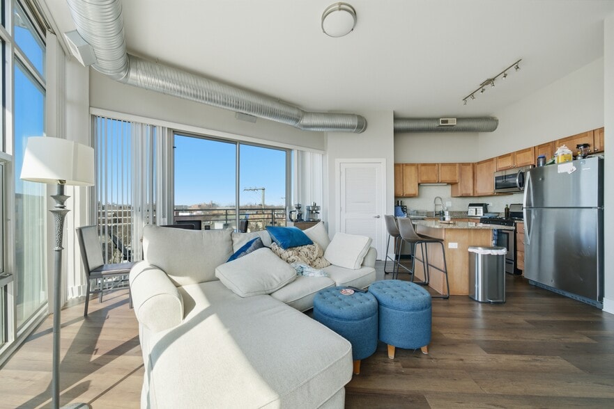 2000 N Milwaukee Ave, Chicago, IL for sale - Building Photo - Image 3 of 21